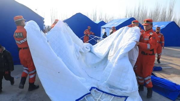 喀什6.4级地震，武警震中为群众搭帐篷