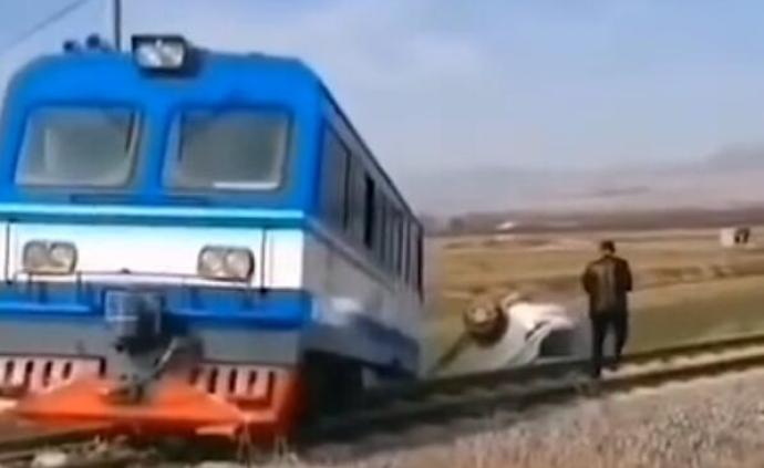 陕西蒲城：轿车与轨道车在铁路专用线交叉口相撞，致1死3伤
