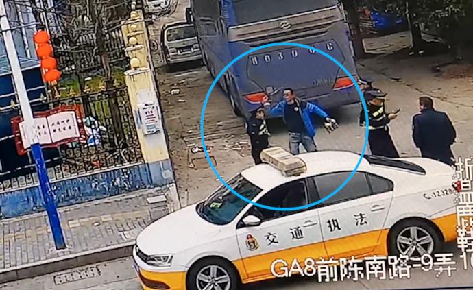 非法组客被查，司机袭击执法人员砸执法车