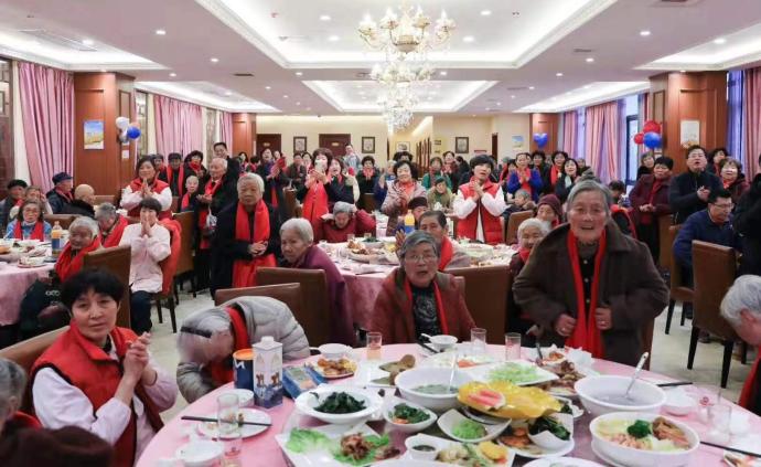 上海逾百家民营企业送176桌年夜饭，3500余名老人受益