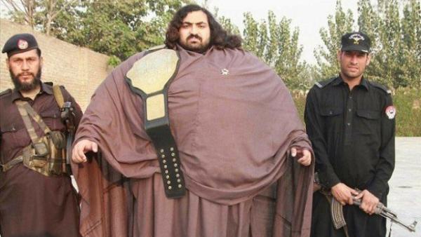 巴基斯坦男子征婚：女方要1米9重200斤