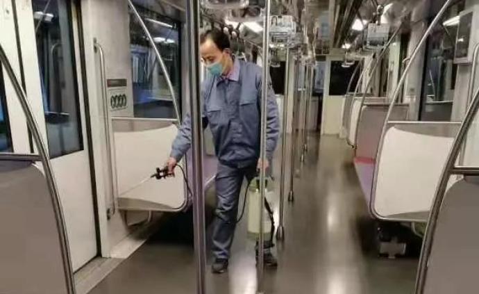 上海地铁对列车车厢、服务设施等进行消毒，防控新型冠状病毒