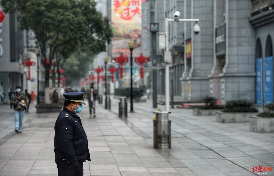 江汉路步行街路口，一名保安正在执勤