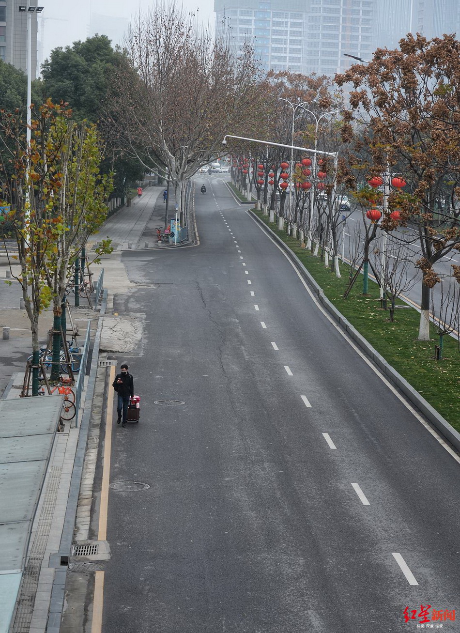 武汉青年路，路上的行人和车辆很少