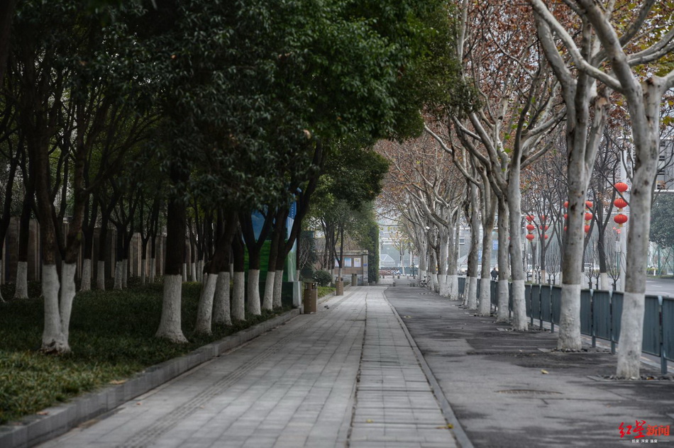 武汉青年路，路上的行人和车辆很少2