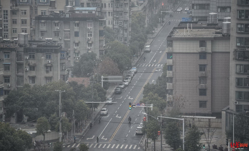 武汉市区的一处街景，路上行人和车辆很少
