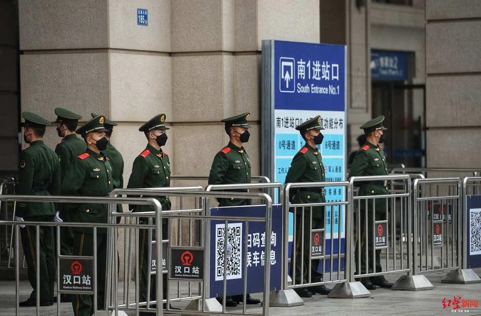 武警官兵在已关闭的汉口火车站执勤2
