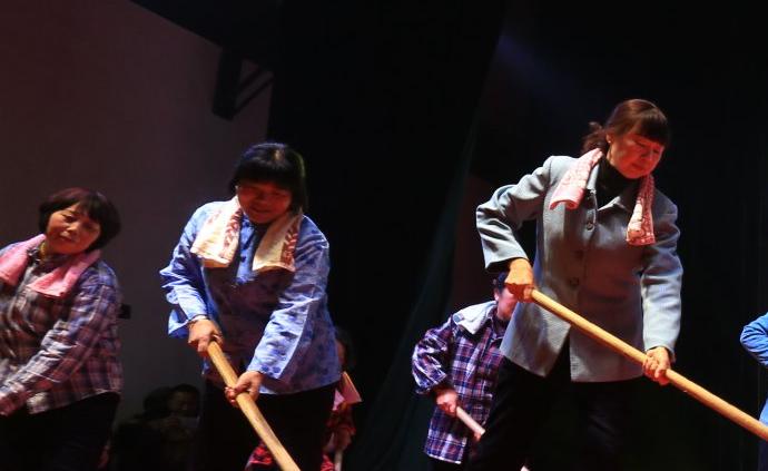河南滎陽：古村落里辦“村晚” 歡歡喜喜過大年