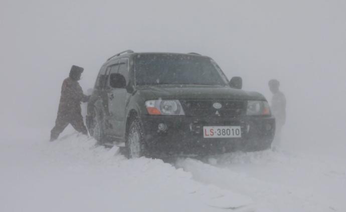 西藏边防为哨所送年货，遇暴风雪折返