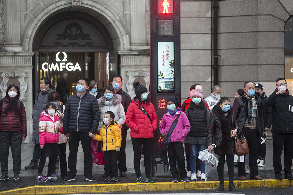 1月27日，中山东一路上一群等候过街的游客。