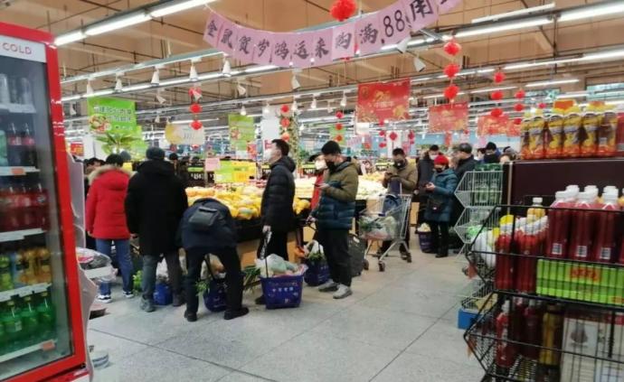 “封城”第四天：车辆禁行首日，超市里市民排队买菜