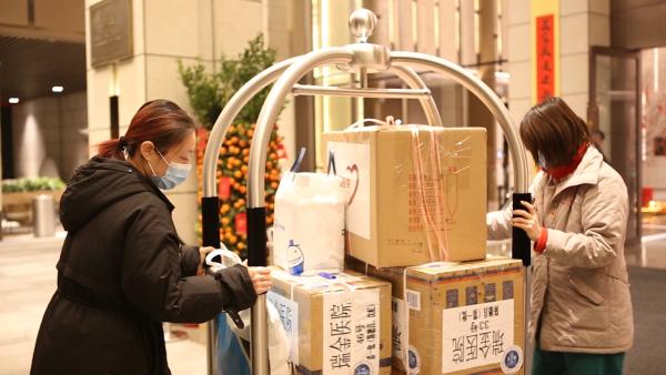 上海第二批医疗队及11.7吨物资抵汉