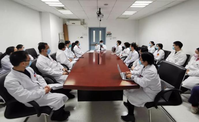 你被上海这位医生圈粉了吗？他的团队还每天写疫情解读长文
