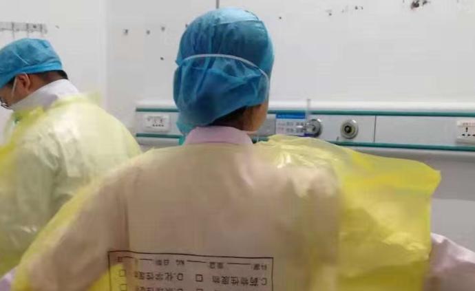 战疫者 | 武汉医护人员披着塑料袋上岗