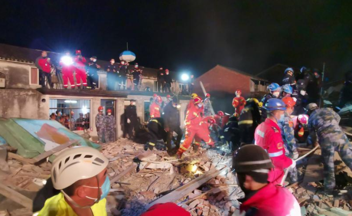温州龙港市一民房煤气爆燃坍塌，2人当场死亡8人获救