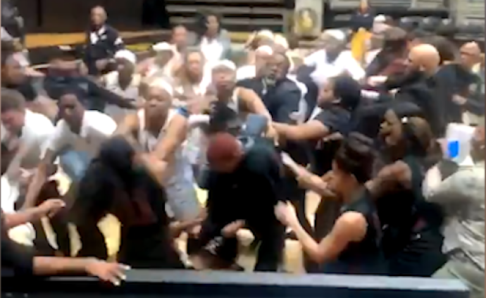 美国高校女篮爆发群殴，连观众也加入了