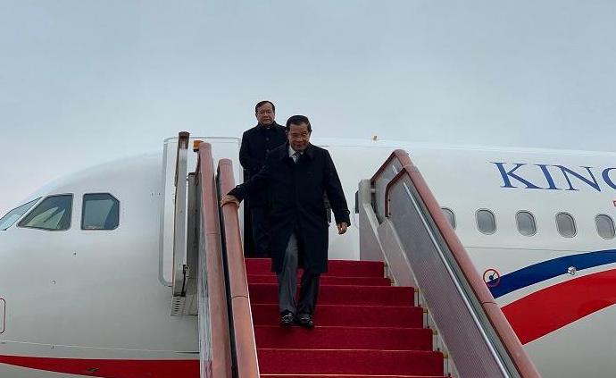 柬埔寨首相洪森抵达北京访问，王毅赴机场迎接