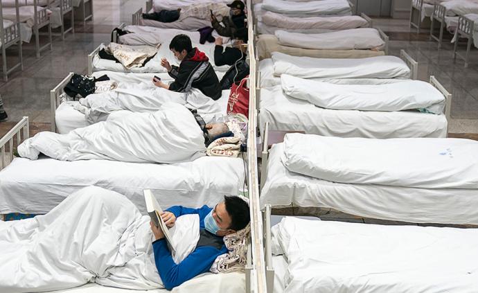 城事·战疫｜武汉：江汉方舱医院启用，患者在床上看书刷手机