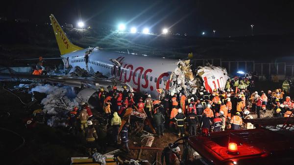 土耳其客机冲出跑道断成三截，已致3死