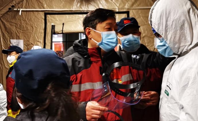 装载30吨物资支援方舱医院，上海派出的国家紧急医学救援队收治首批患者