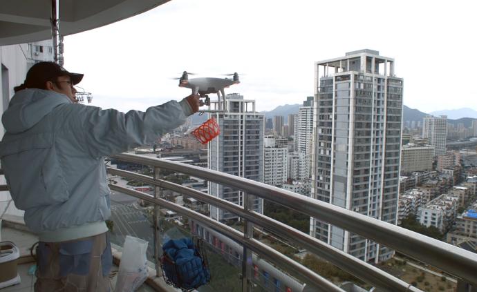 温州小伙用无人机购物：省一张“出门证”