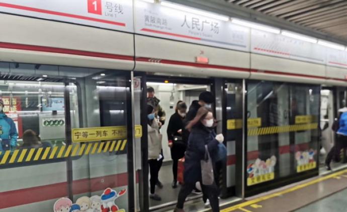 复工首日上海地铁安静有序，早高峰客流量为往常的20%