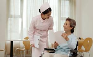上海推广高龄老人护理计划：护理员持证上门，费用医保支付