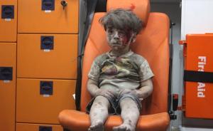 叙利亚再让世界泪崩：5龄童空袭受伤的脸被评能看到全城灾难