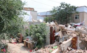 开封一市民与家人外出扫墓，房屋被人用铲车推成一片废墟