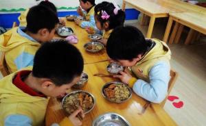 北京一幼儿园要求用筷子吃饭引争议，专家：不妨顺其自然