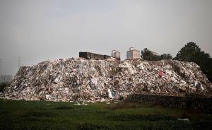 京郊一小区外现两米高百米长恶臭垃圾山，旁边有幼儿园和小学