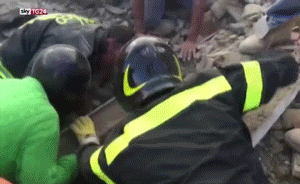 视频｜“她还活着”！意大利10岁女孩被困废墟17小时获救