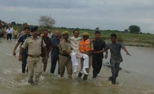 视频｜印度官员坐“人轿”视察洪灾，被调侃训练下届奥运队员