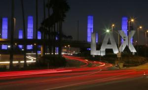 美国洛杉矶国际机场误报枪击案，多个航站楼被封闭
