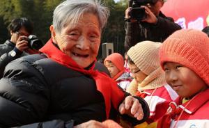 浙江99岁志愿者生日义捐99顶亲手织帽子，常熬夜看斯诺克