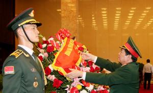 越南防长吴春历向毛主席纪念堂献花篮并瞻仰遗容