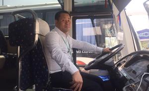 G20中国细节｜记者车上用电脑工作，大巴司机主动匀速行驶