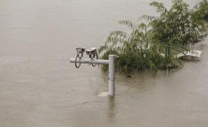 视频丨湖北赤壁：暴雨致水位上涨，临河商铺被淹景区暂停接客
