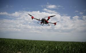 新疆用无人机替代拖拉机洒农药：不伤农作物，农民更欢迎