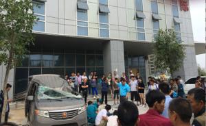 郑州一男子从20层高楼坠落，砸死楼下面包车内司机
