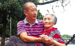 浙江51岁儿子怀抱82岁母亲聊天看江景：她安心，我也安心