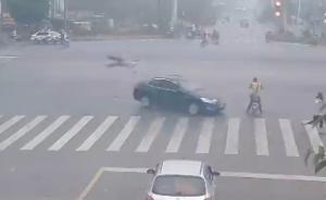 安徽一辅警被撞飞腾空翻转3圈，警方：男驾驶员将油门当刹车