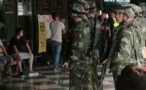 武汉警方2小时解救被男子劫持女孩，武警一脚踢落嫌犯刀具