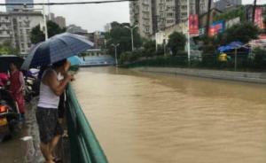武汉一护士上班路被淹，为准时接班提前八个小时绕道步行