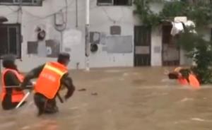 视频｜武汉消防穿越激流勇救被困居民，救援中官兵险被冲走