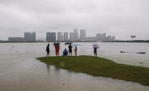 直击｜暴雨中的武汉市民：交通瘫痪划船出行，内涝严重损失重
