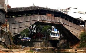 受台风洪水冲毁的国宝廊桥，要如何重建与保护