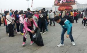 升旗仪式结束后，游客自发帮助环卫工人清理天安门广场垃圾