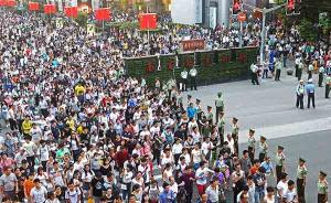 黄金周期间上海警方将在重点区域沿用“拉链式”过马路措施
