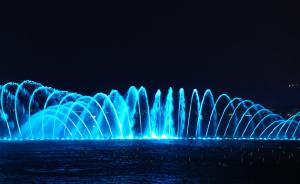 国庆首日杭州西湖音乐喷泉喷放，警方对游客实施限流